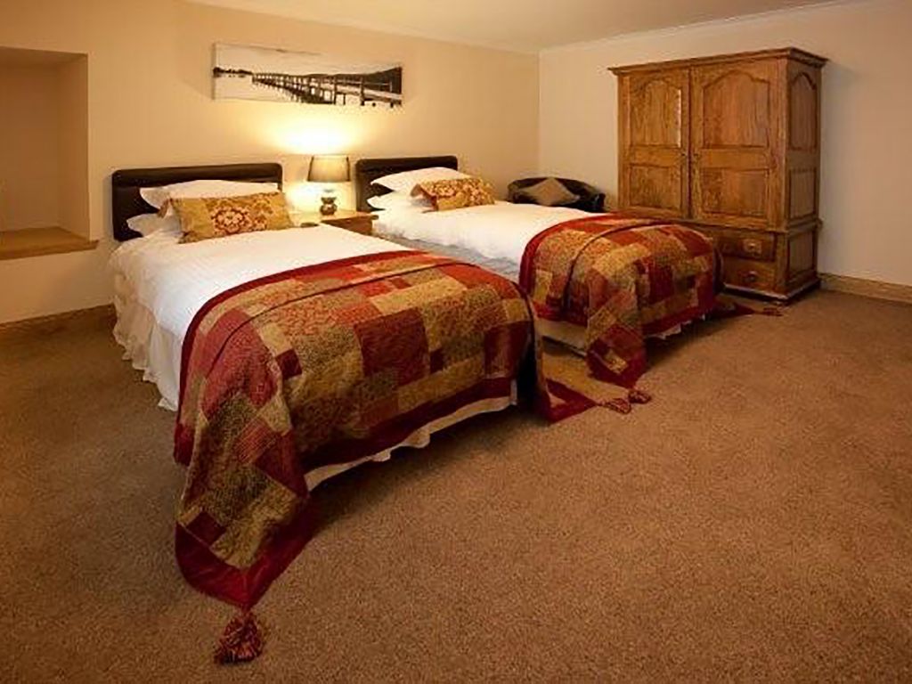 Twin-Room-2.jpg